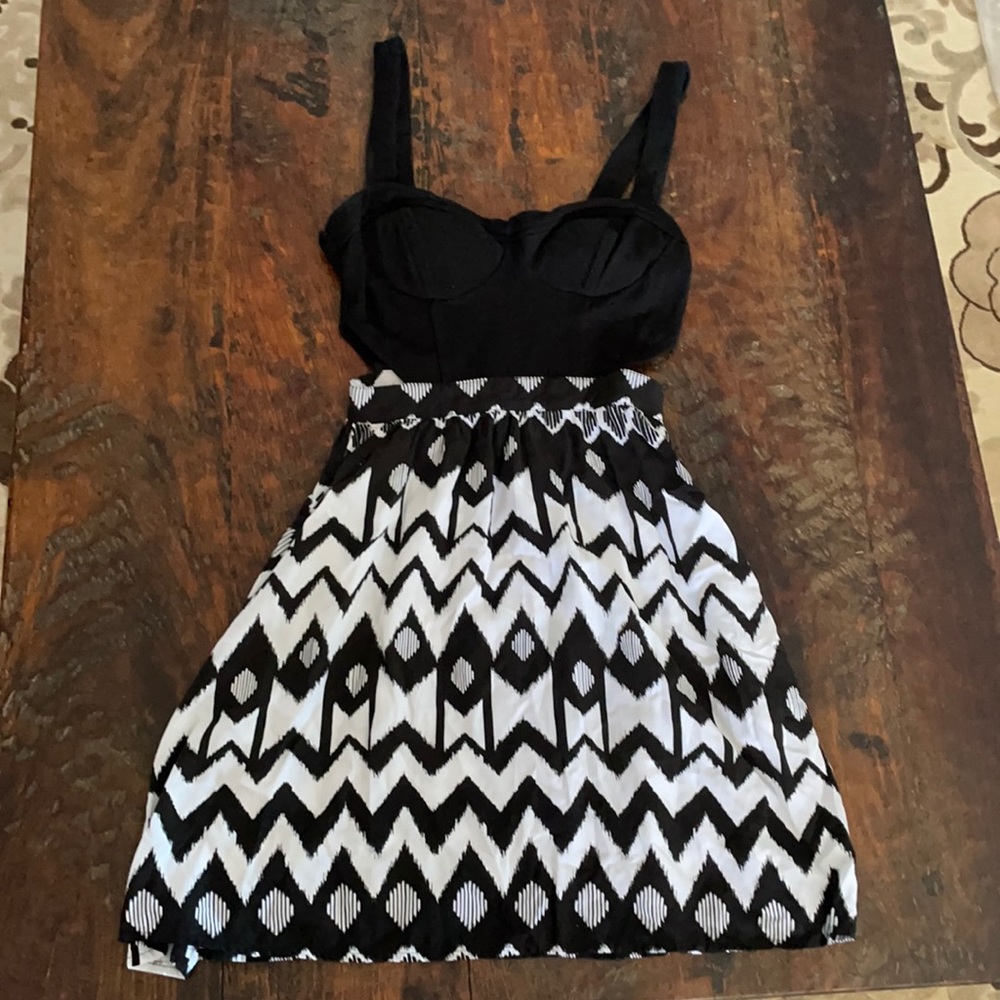 Brand: Quicksilver. Colors: Black and White. Size: XS